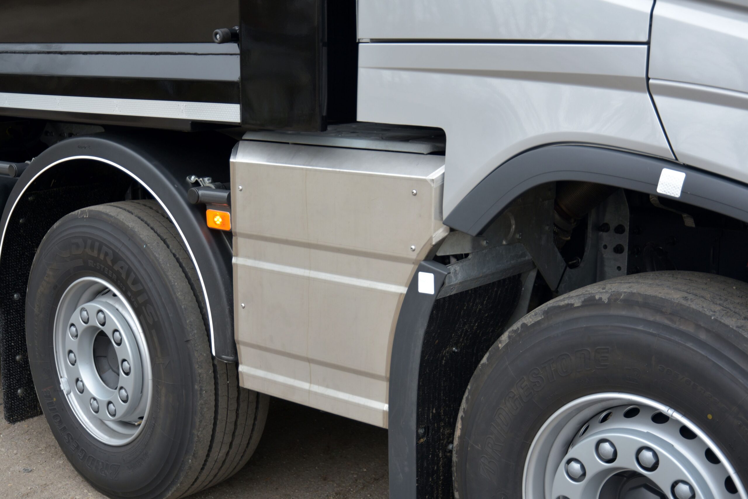 VOLVO_FH_10x4 3 uitlaat compact geplaatst